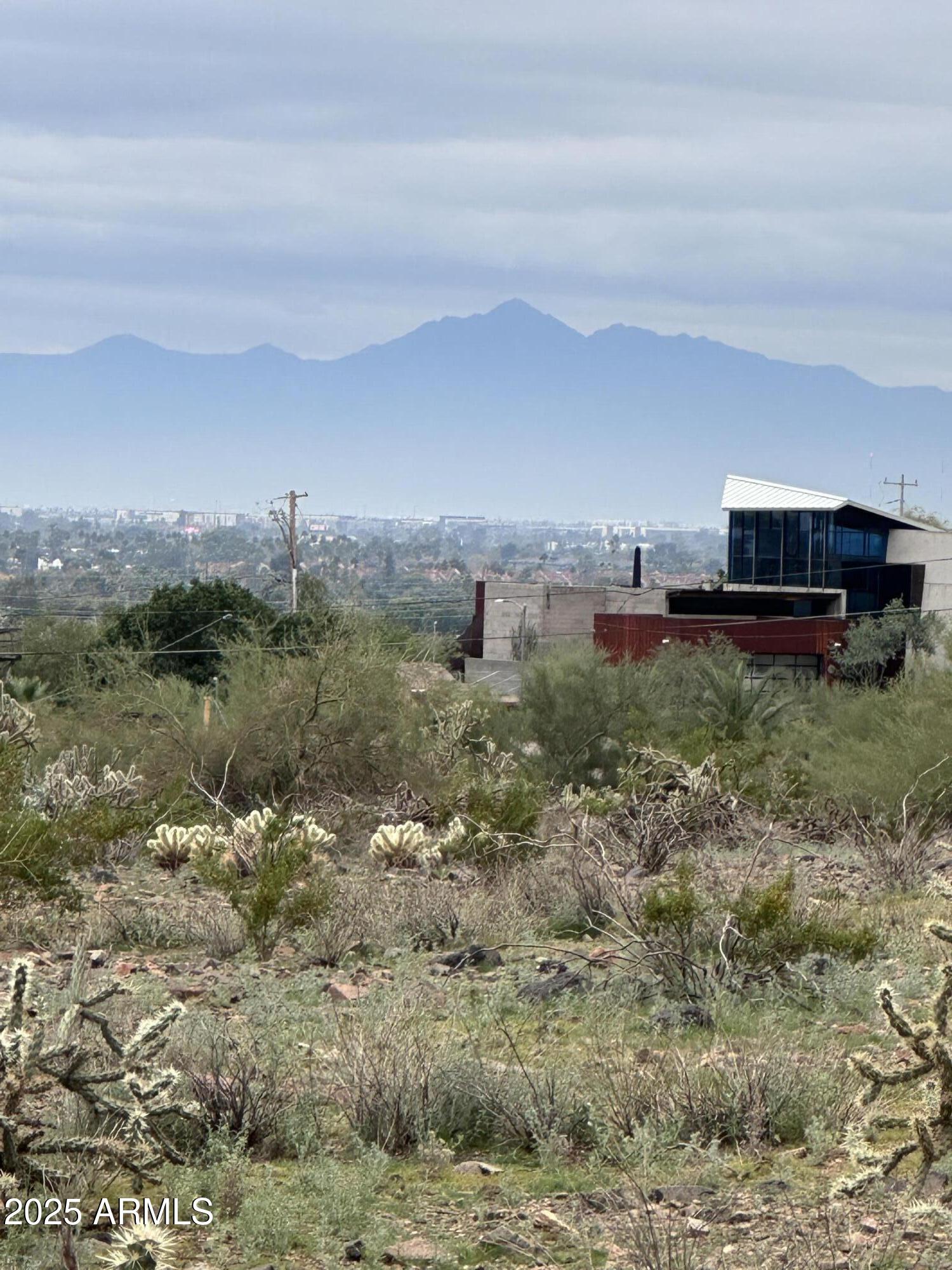 939 W MERCER Lane, Phoenix, AZ 85029