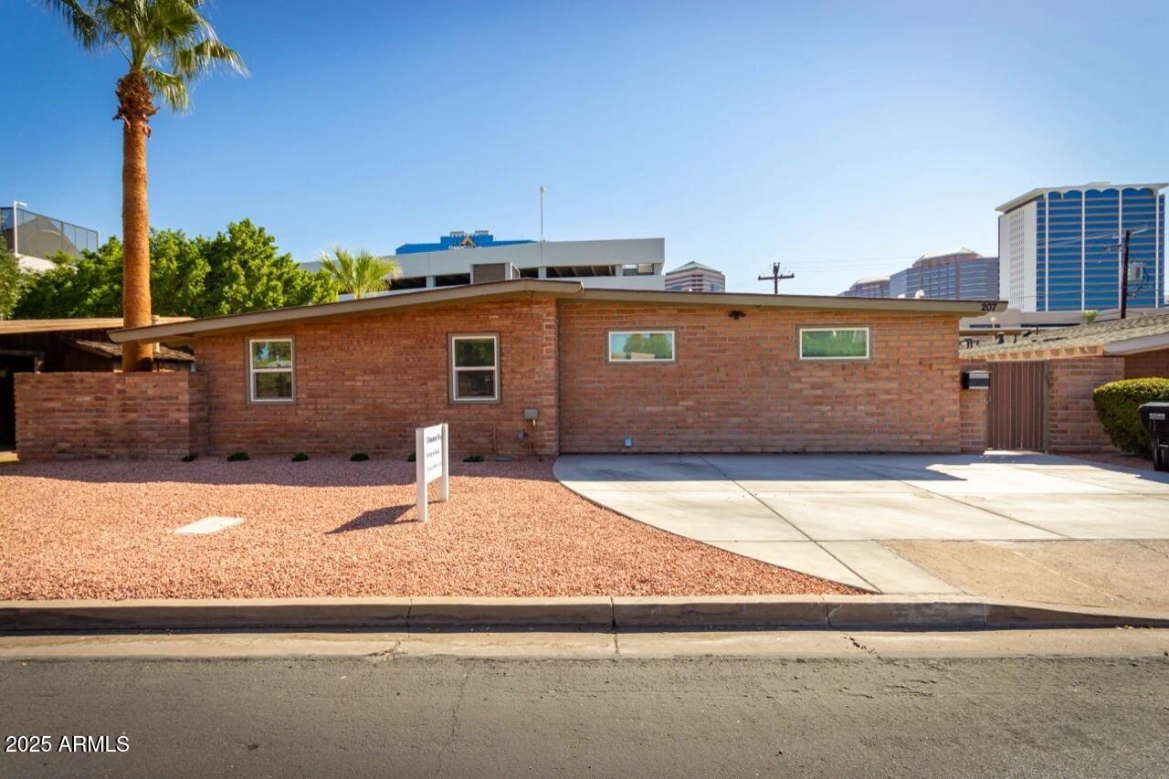 207 E MONTEREY Way, Phoenix, AZ 85012