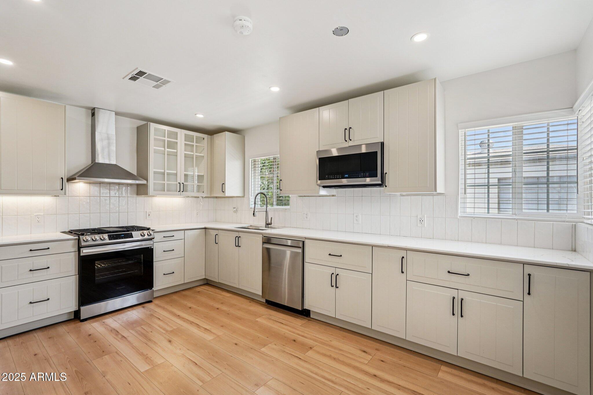 511 E CHEERY LYNN Road, Phoenix, AZ 85012