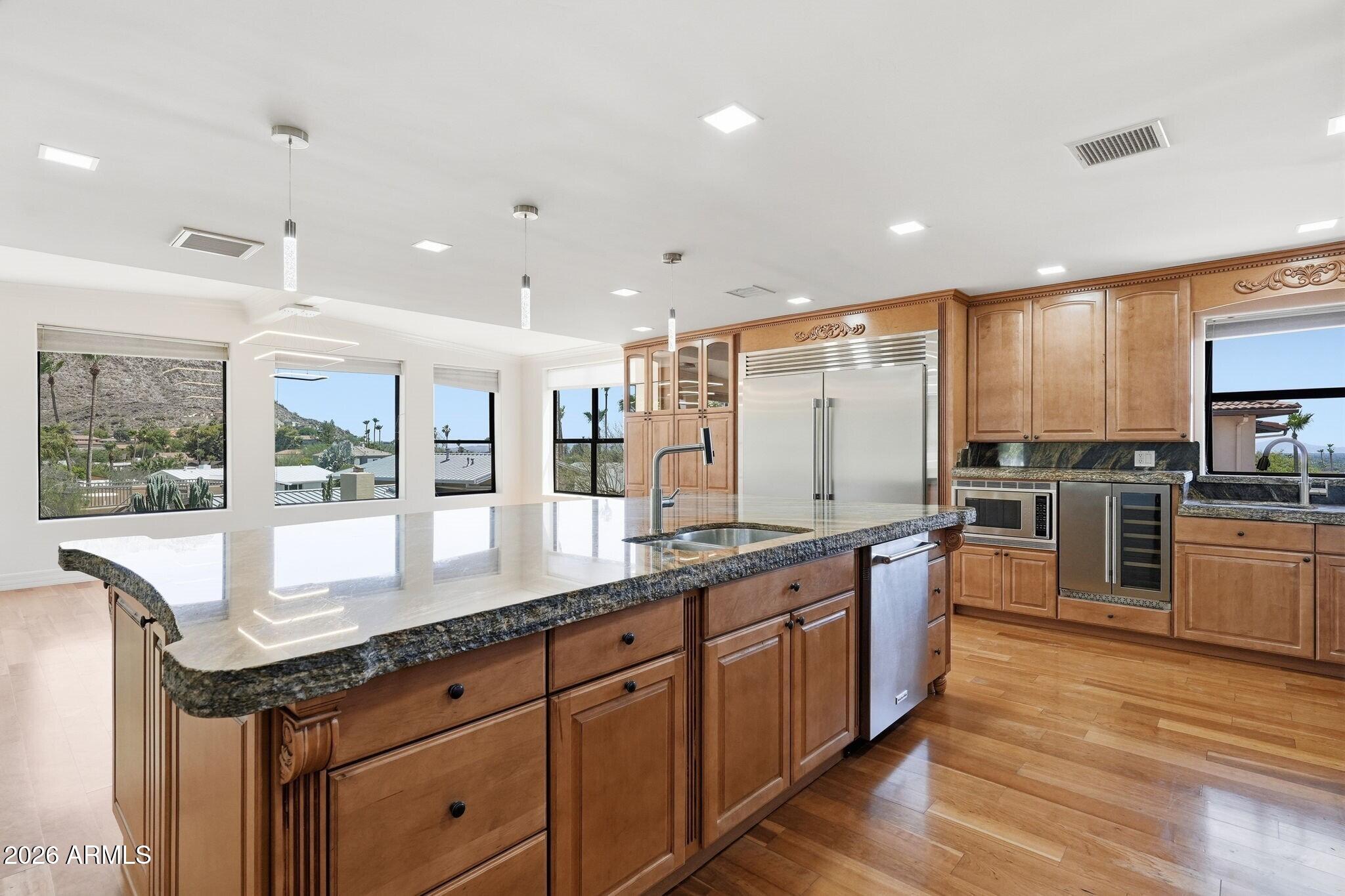 2221 E VISTA Avenue, Phoenix, AZ 85020