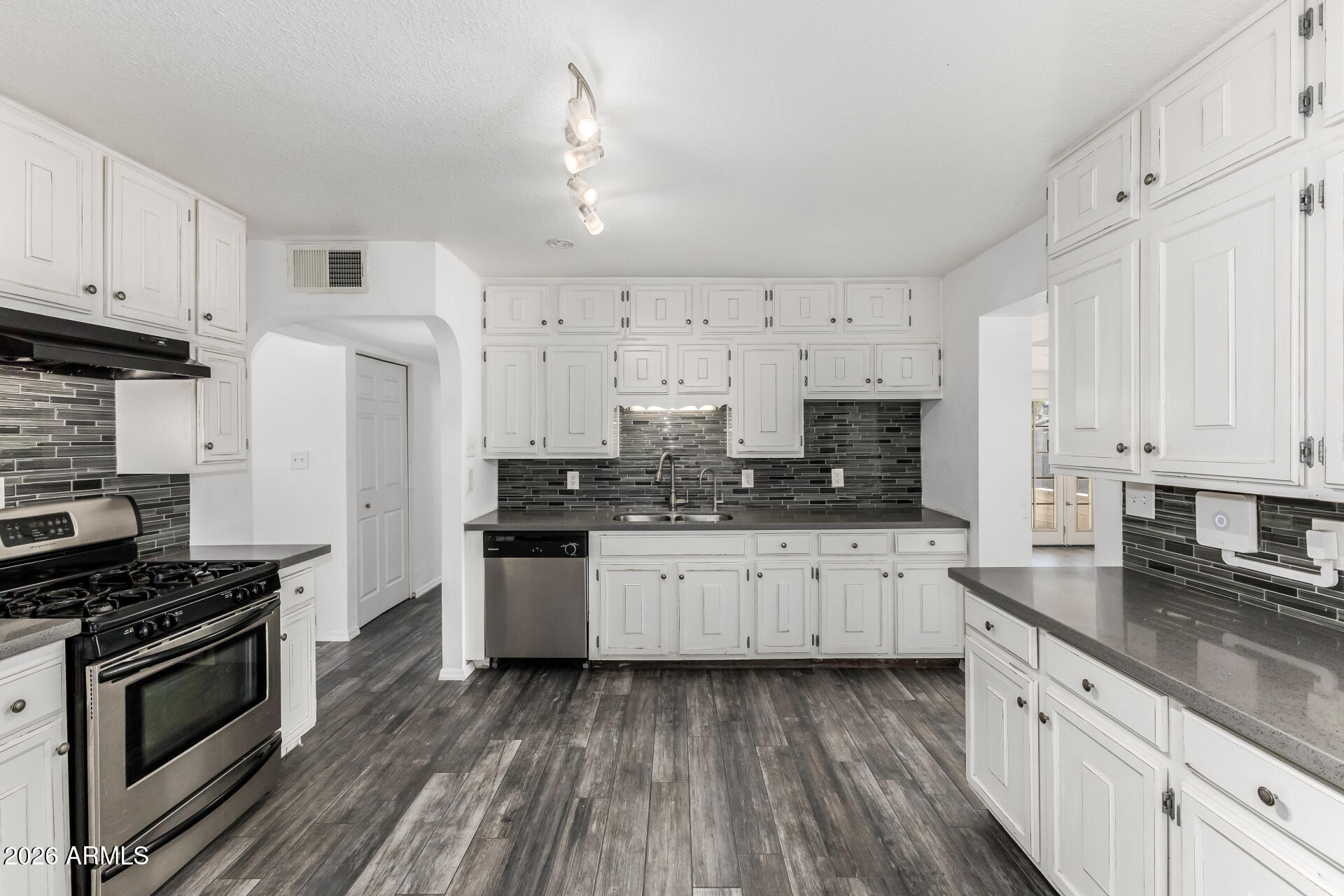 801 E RUTH Avenue, Phoenix, AZ 85020