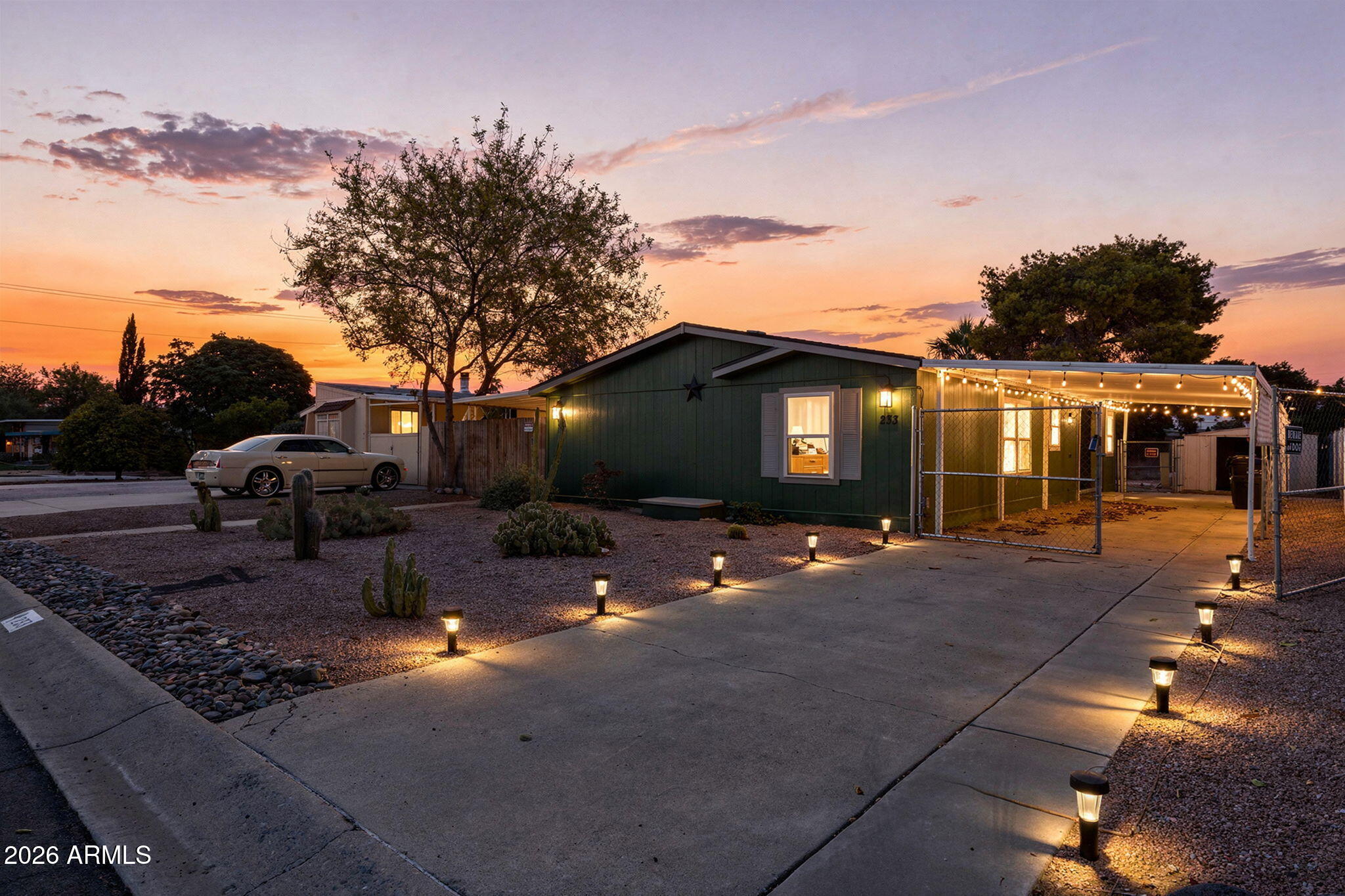 233 E MICHELLE Drive, Phoenix, AZ 85022