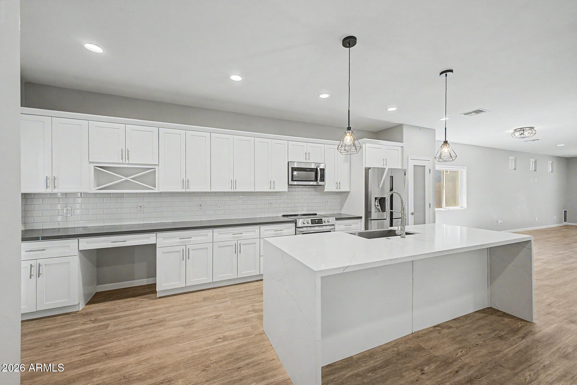 533 W HARWELL Road, Phoenix, AZ 85041