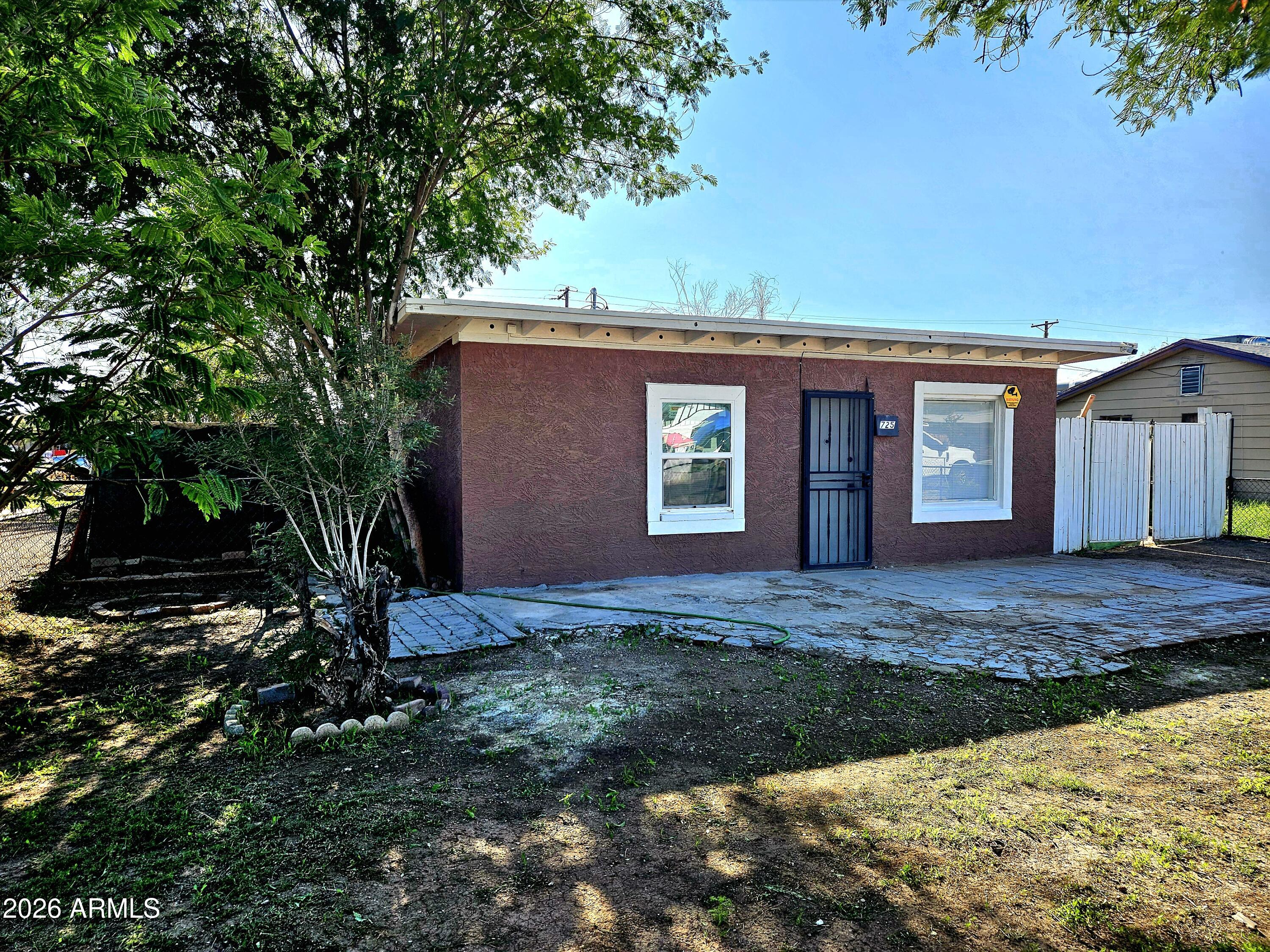 725 W SOUTHGATE Avenue W, Phoenix, AZ 85041