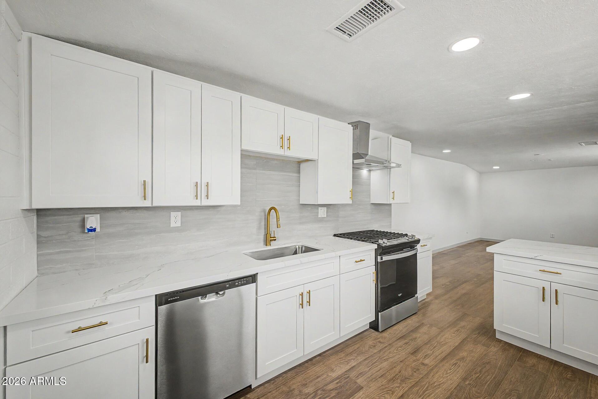 6414 W MITCHELL Drive, Phoenix, AZ 85033