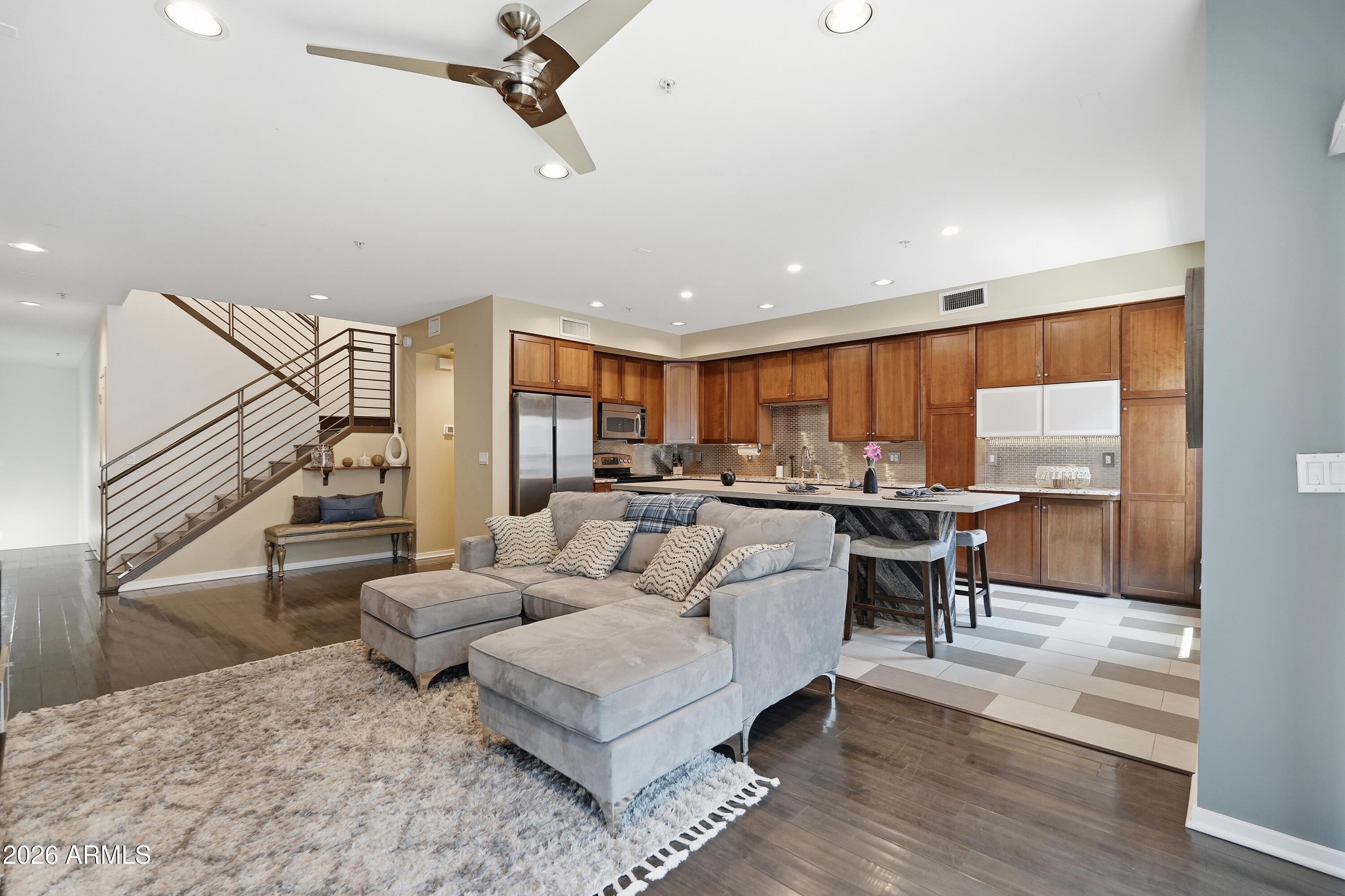 525 W LAKESIDE Drive 124, Tempe, AZ 85281