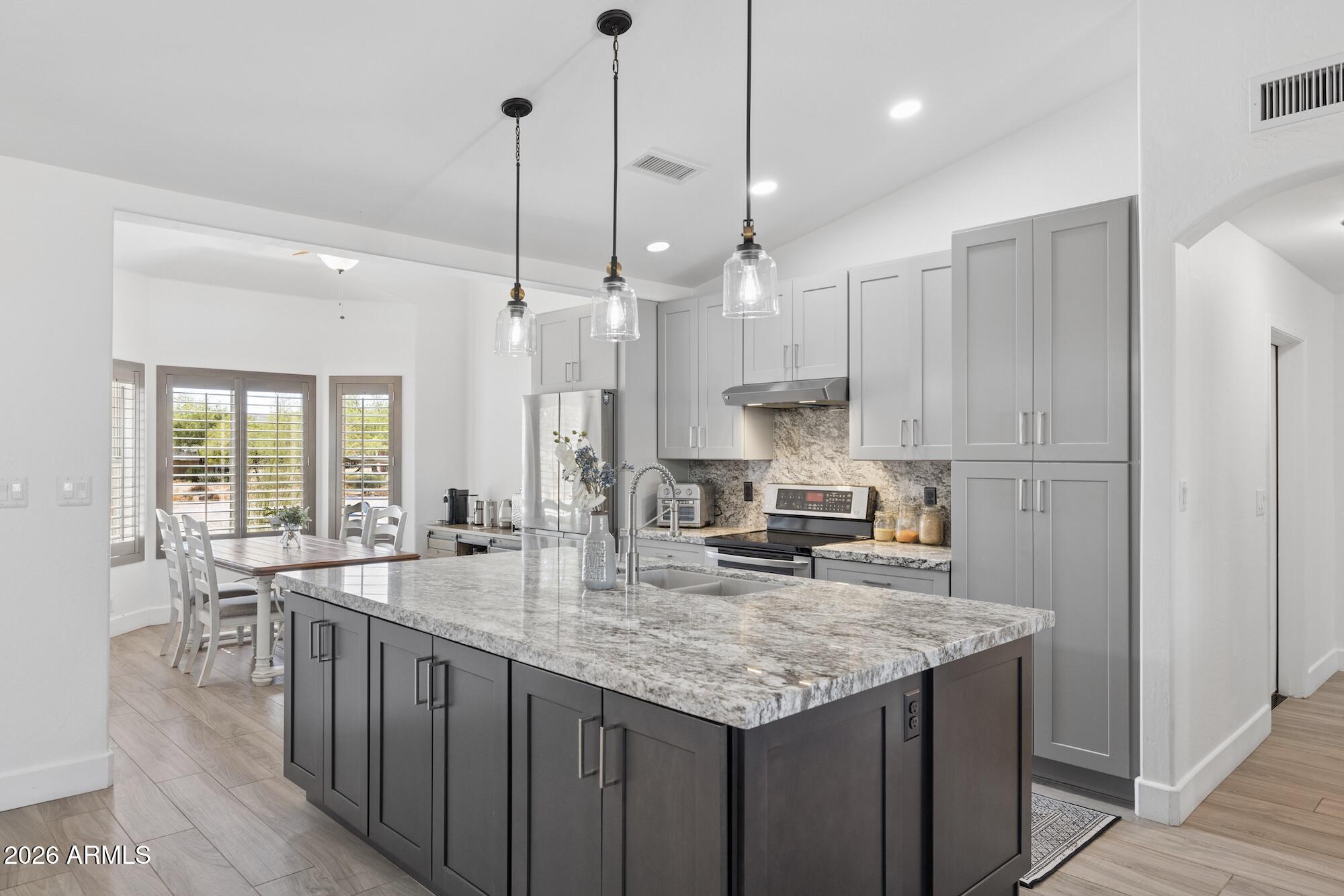 907 N MOUNTAIN Road, Mesa, AZ 85207
