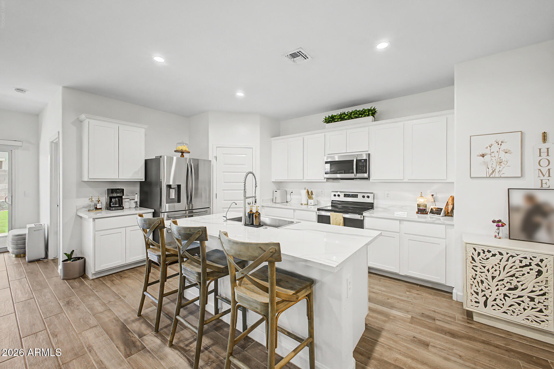 2824 W SEAVER Avenue, Apache Junction, AZ 85120