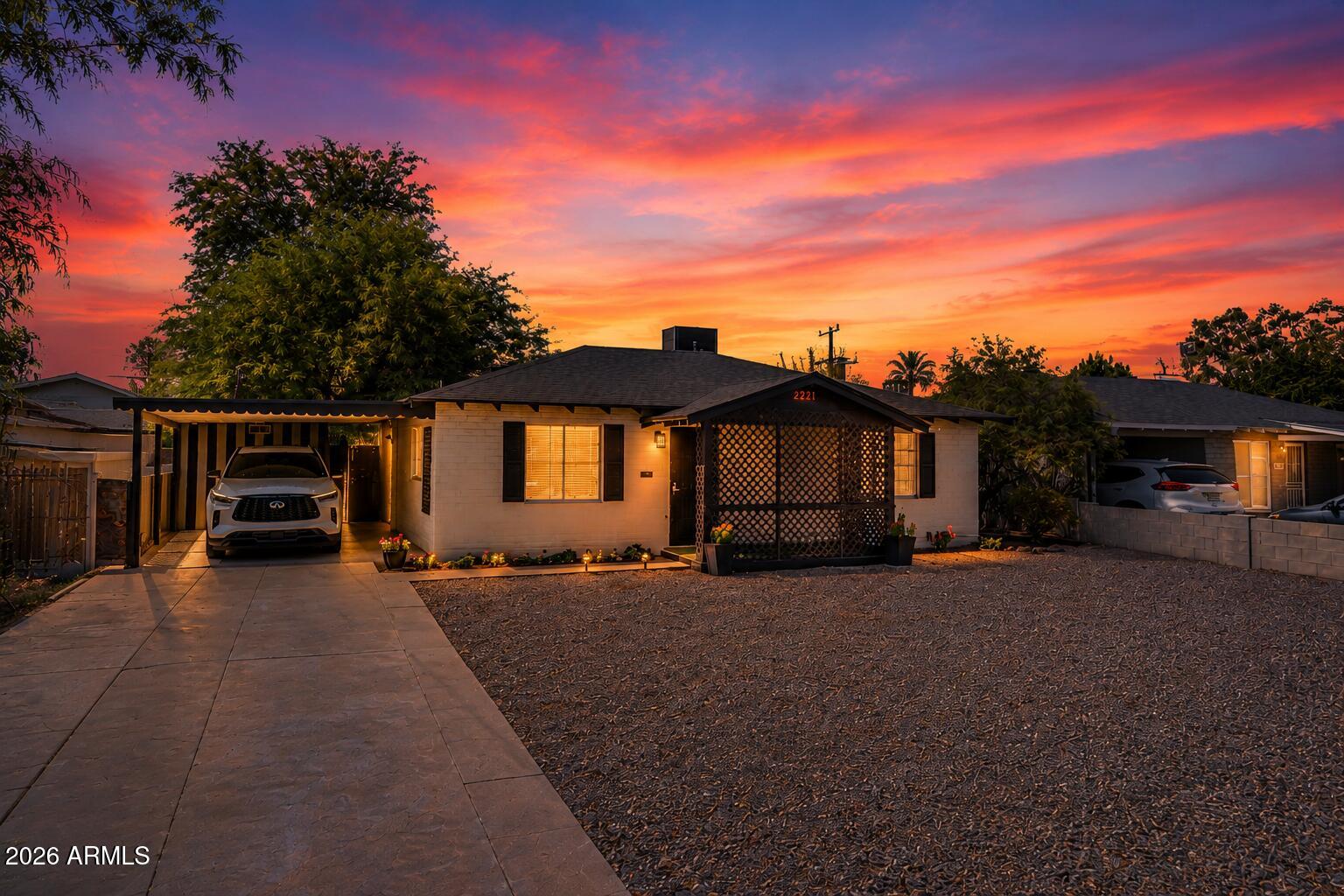 2221 W CLARENDON Avenue W, Phoenix, AZ 85015