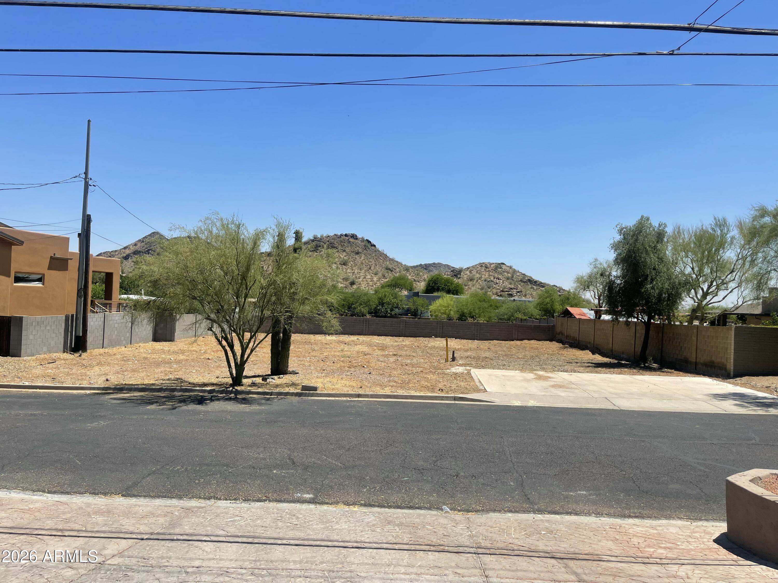 1833 E RONALD Road -, Phoenix, AZ 85022