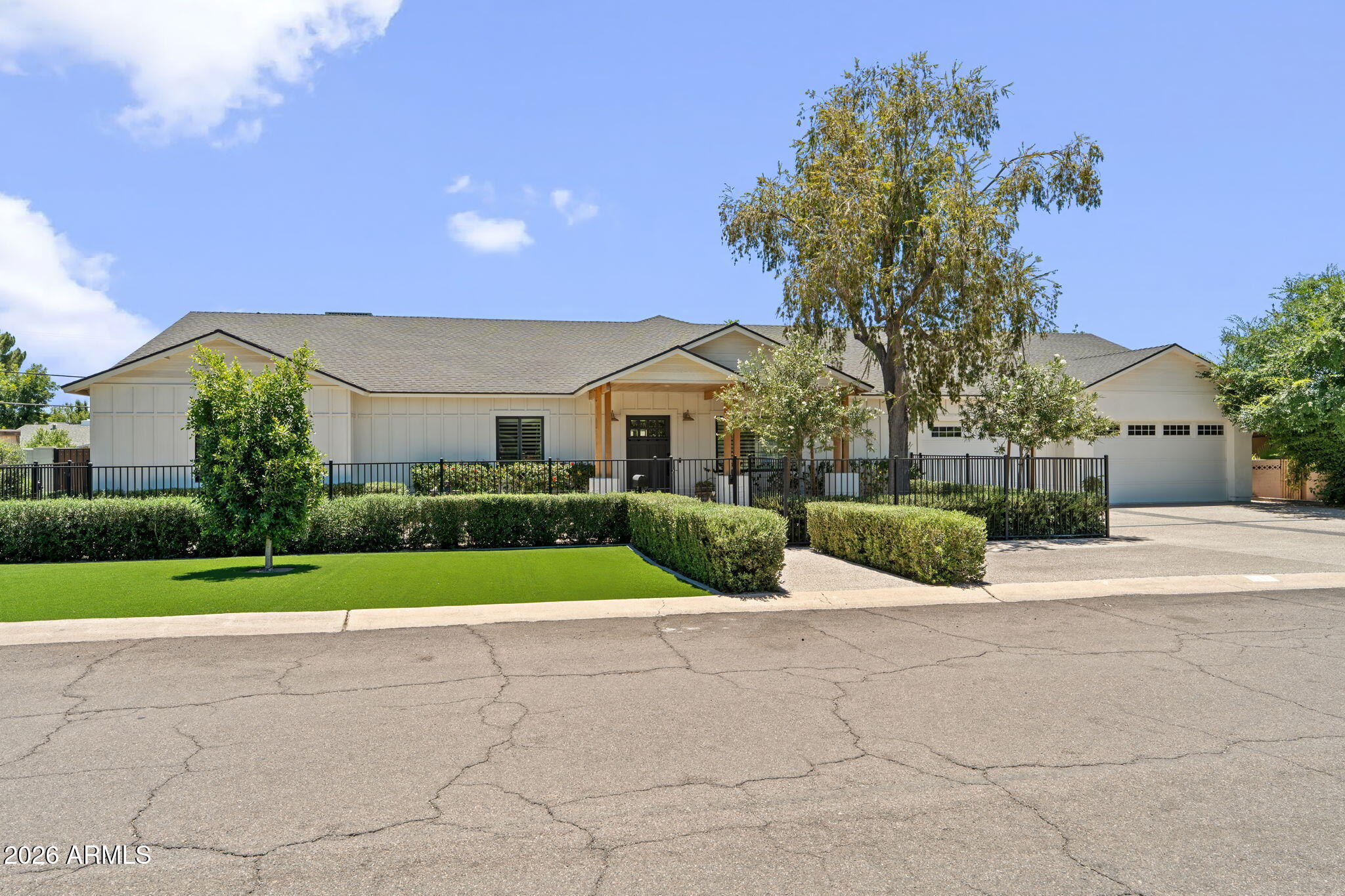 1811 E CLAREMONT Street, Phoenix, AZ 85016