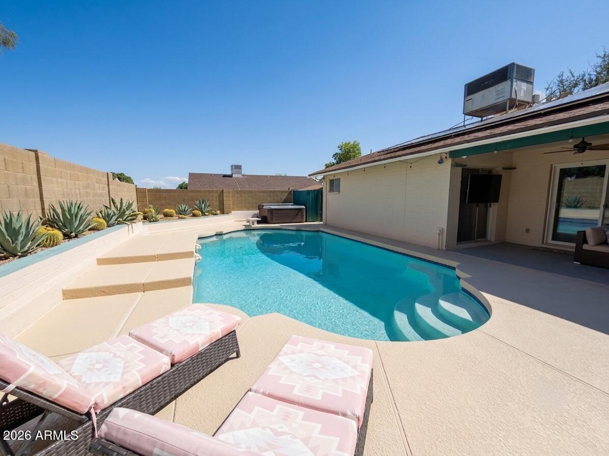 933 N SERICIN Circle, Mesa, AZ 85205