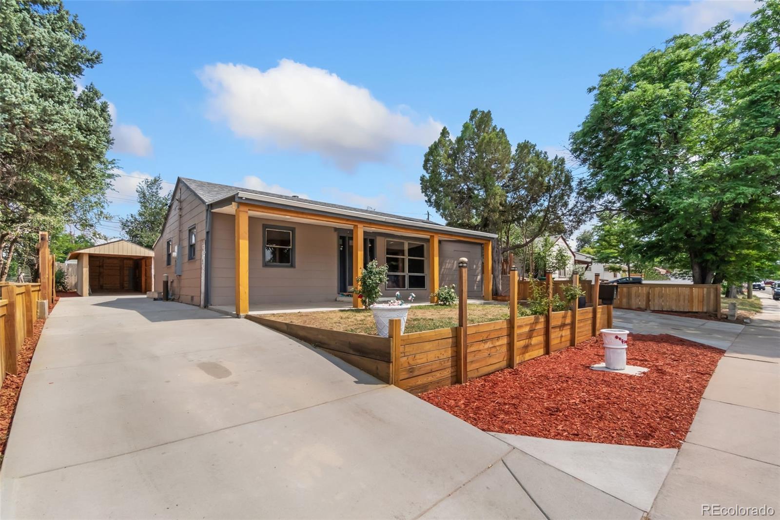886 Kingston Street, Aurora, CO 80010