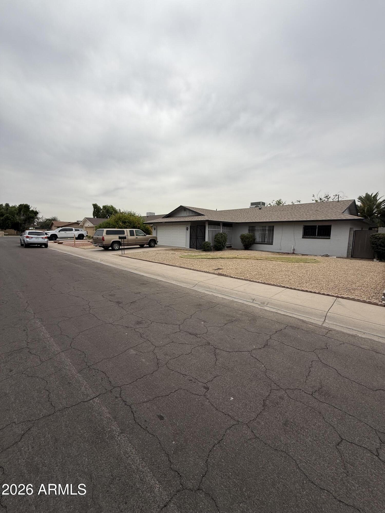 6719 W DENTON Lane W, Glendale, AZ 85303