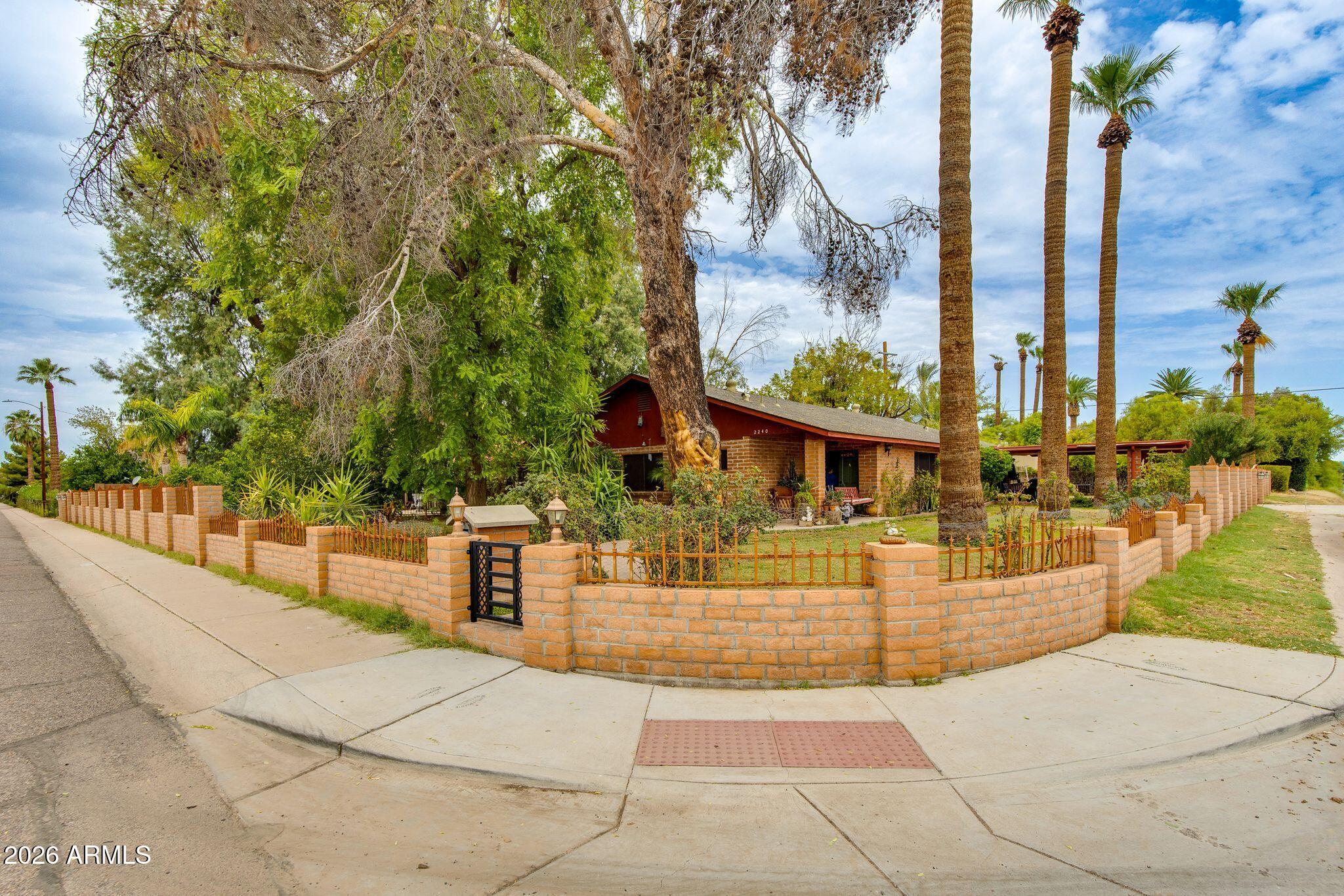 2240 E Whitton Avenue, Phoenix, AZ 85016
