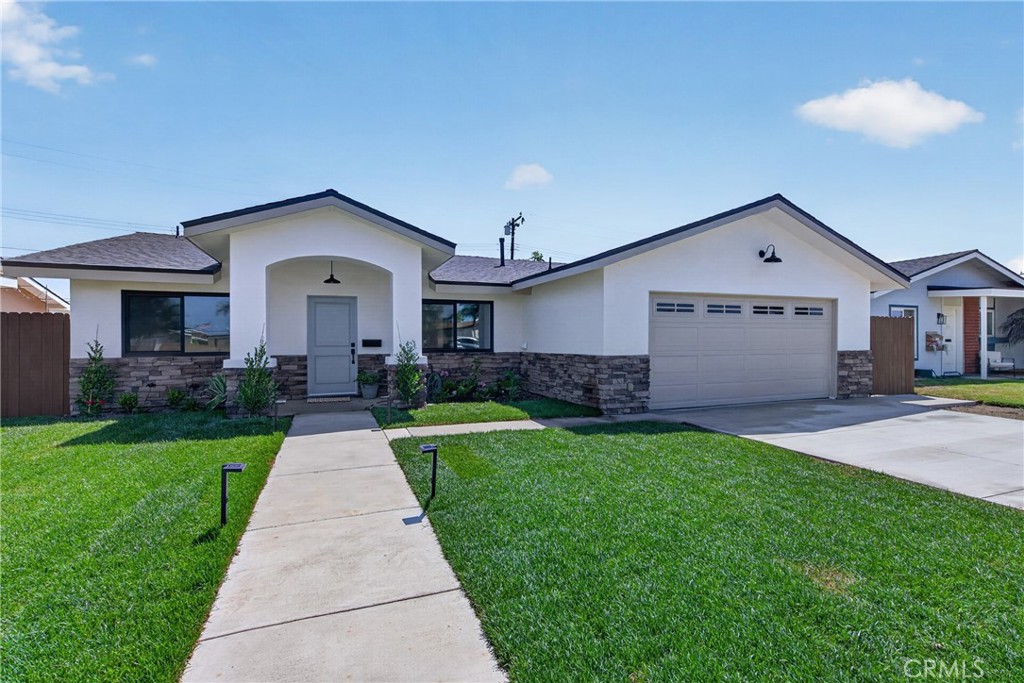 19352 Brookhurst