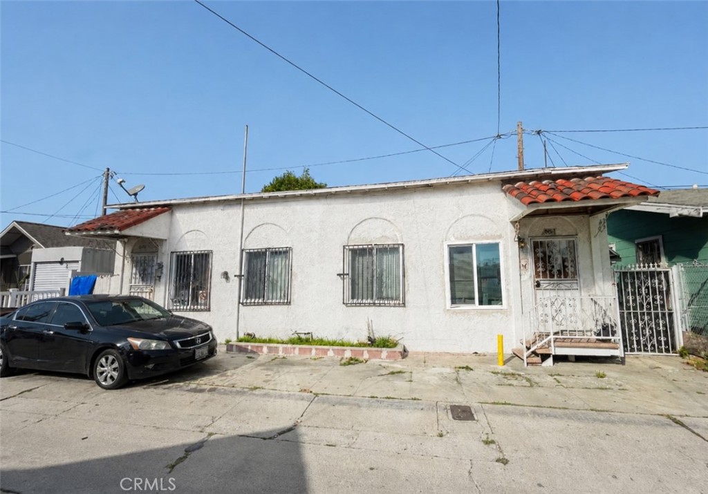 1039 E Chanda Court