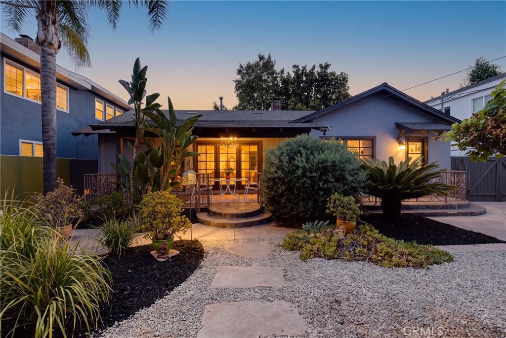 1812 W Riverside