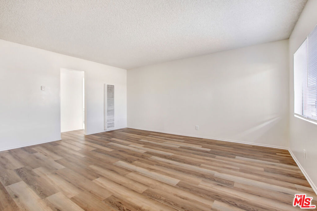 14108 Doty Avenue 23
