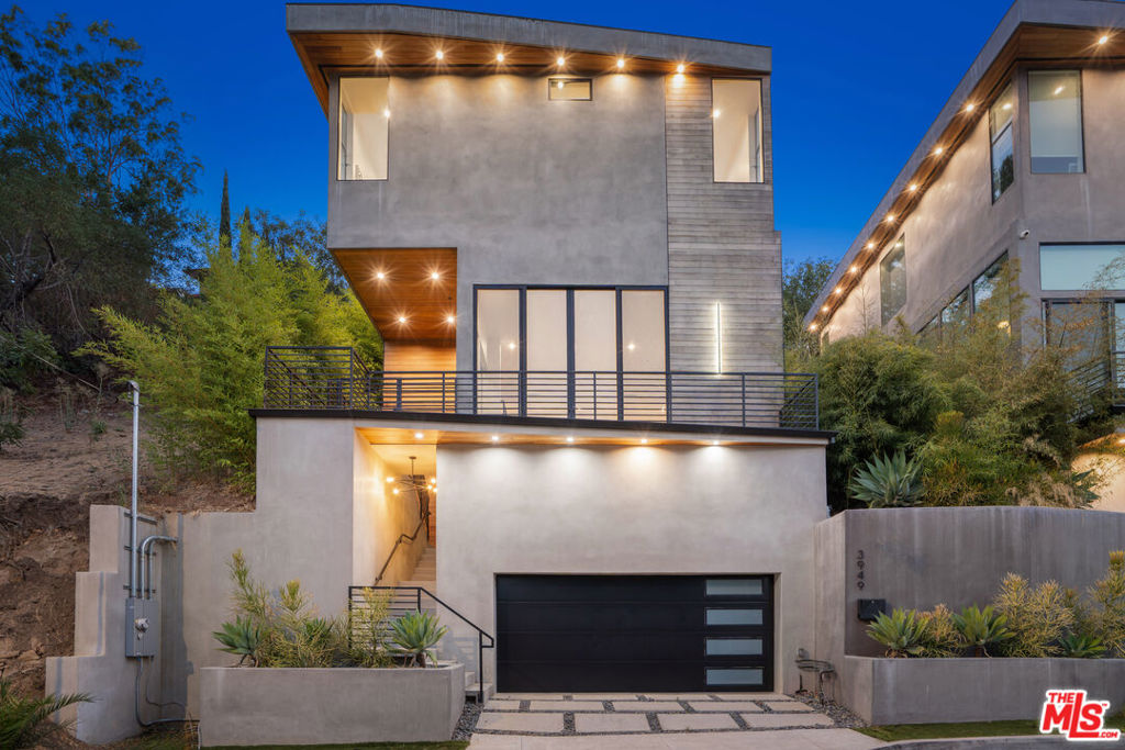 3949 N Glenalbyn Drive