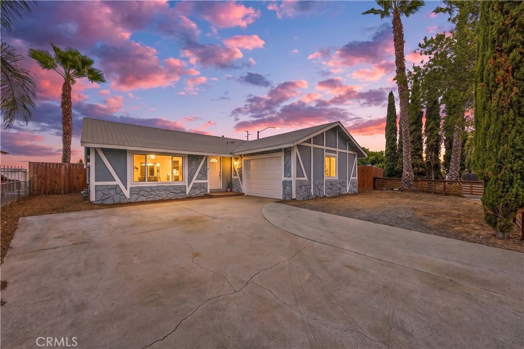 560 W Los Angeles Drive