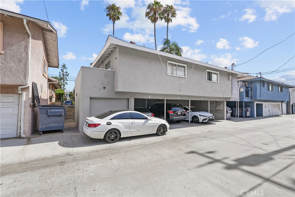 741 W 18th
