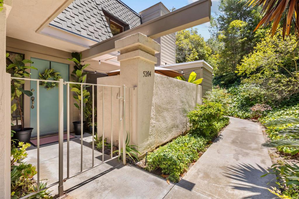 5204 Caminito Solitario