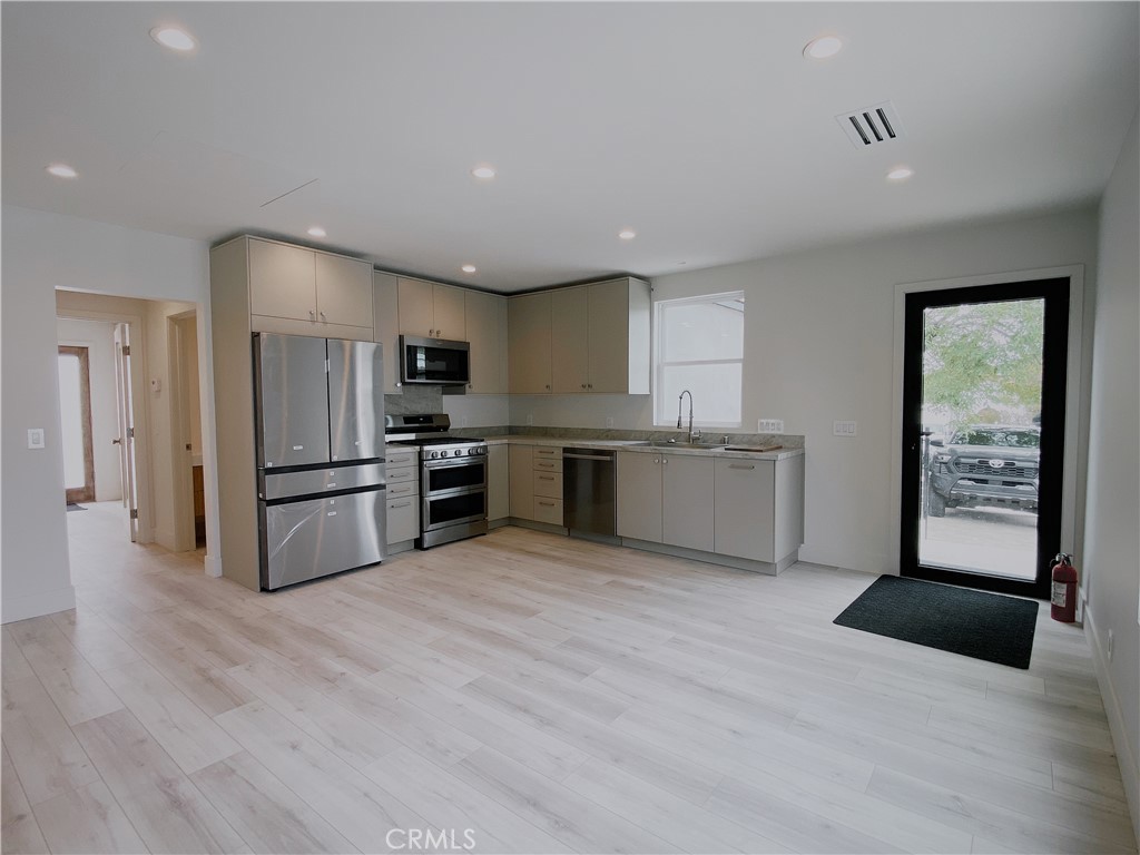 3647 1/2 Brunswick
