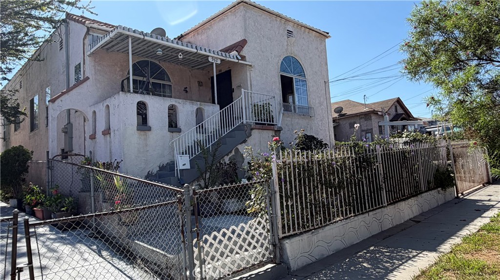 962 N Ditman