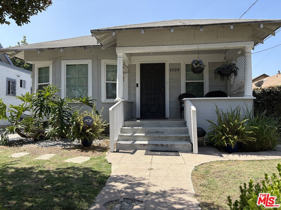 1528 W 36th Street