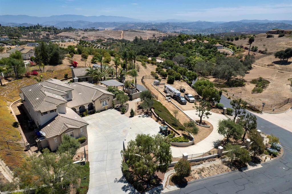 5148 Minneola Drive