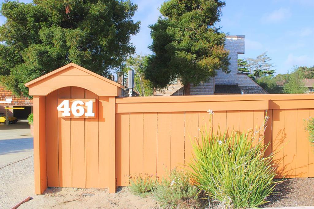 461 Dela Vina Avenue 104