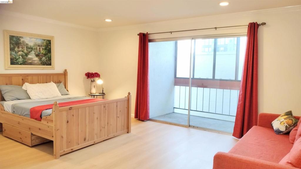 288 Whitmore St 212