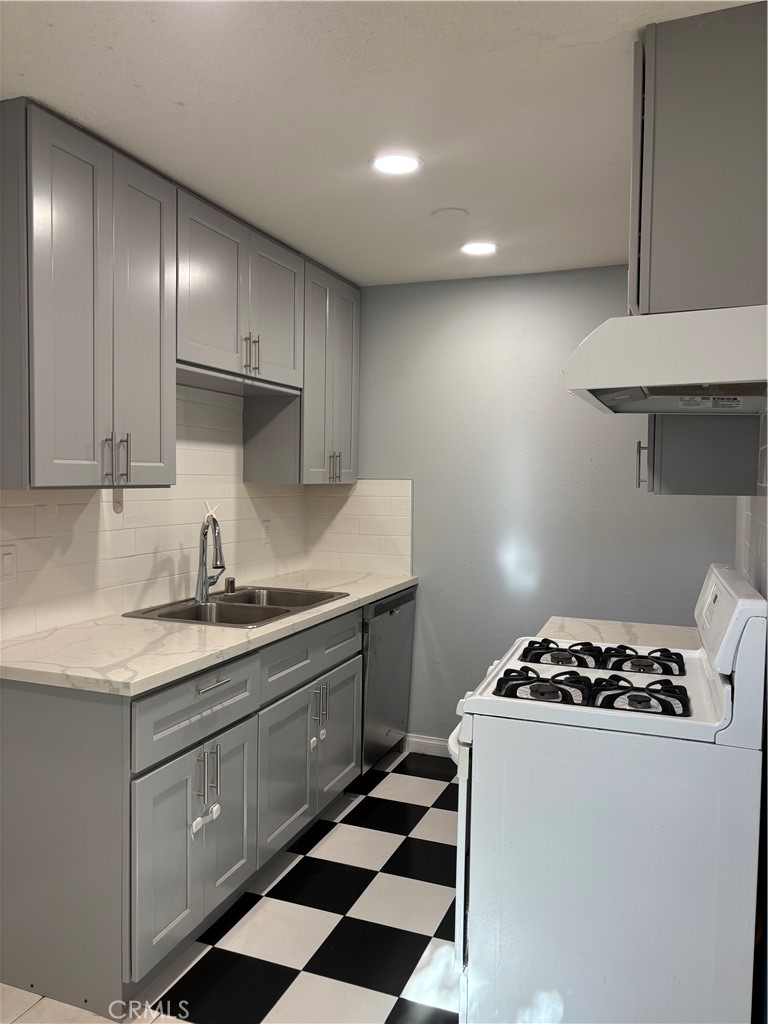 8641 Glenoaks 131