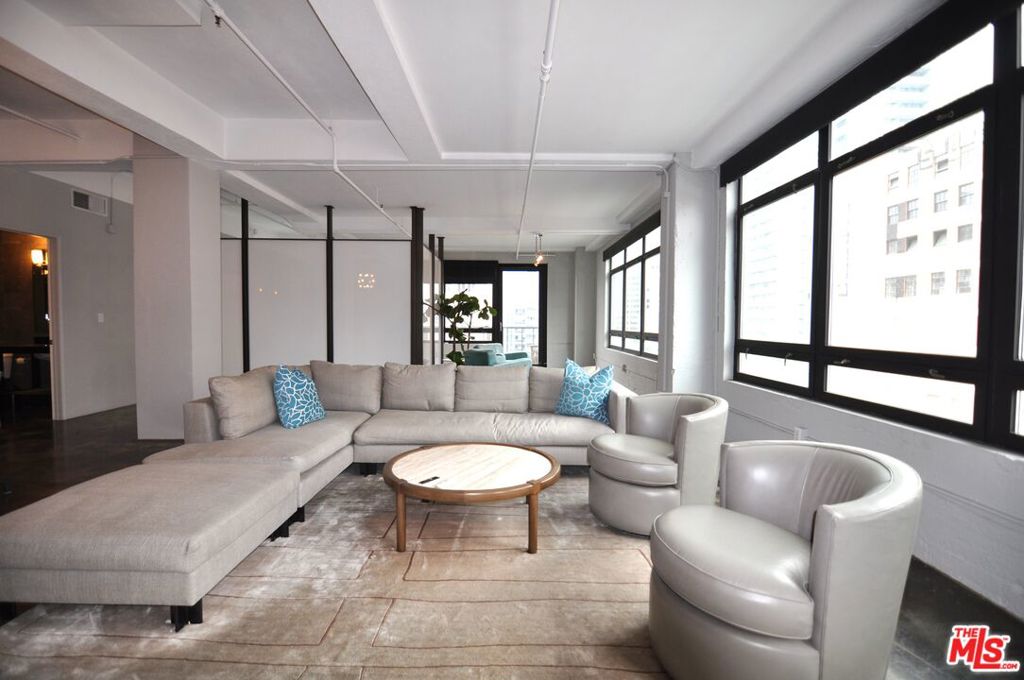 849 S Broadway 811