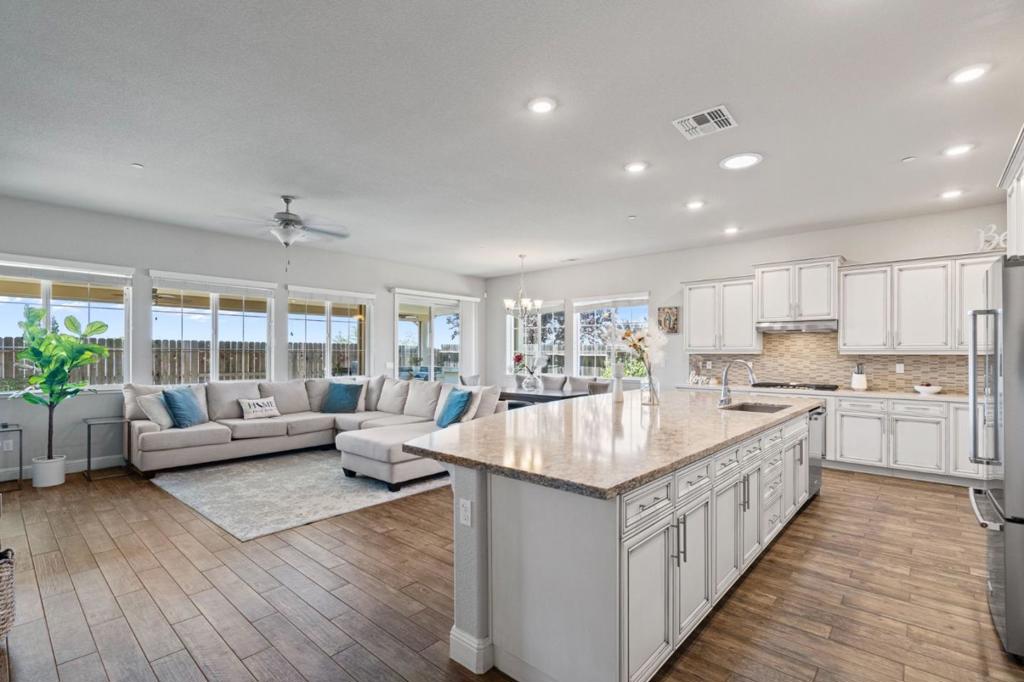 806 Fairywren Court