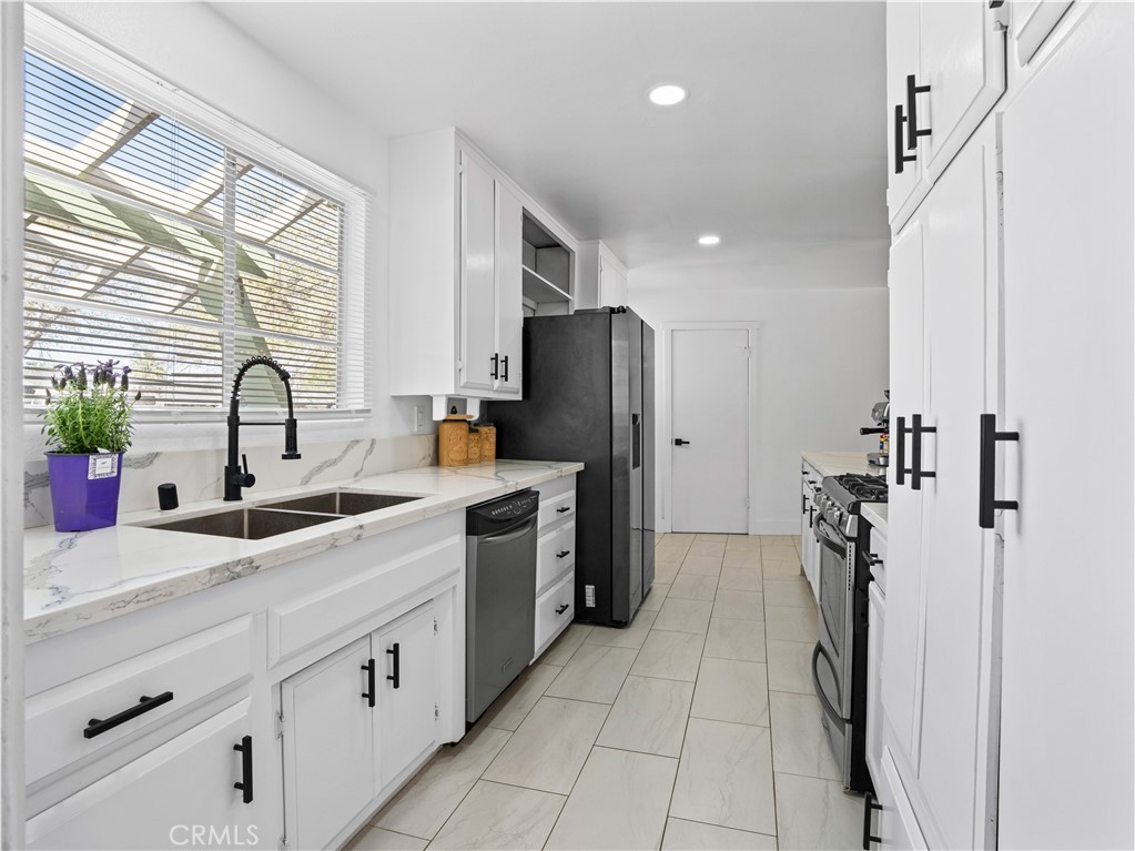 1112 E Avenue J4