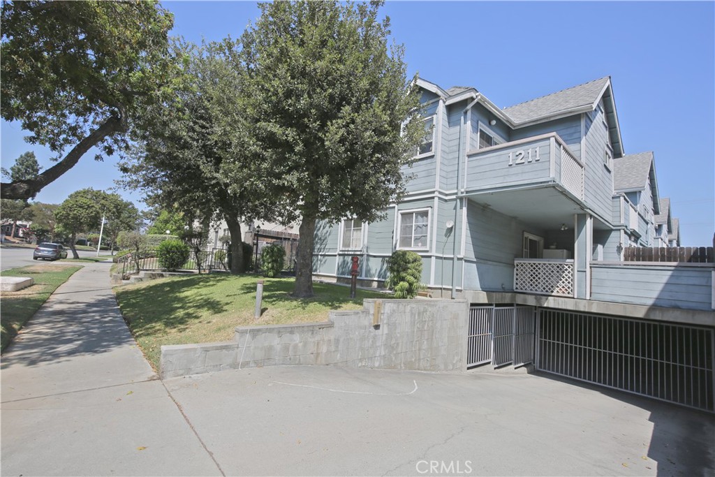 1211 Huntington Drive F
