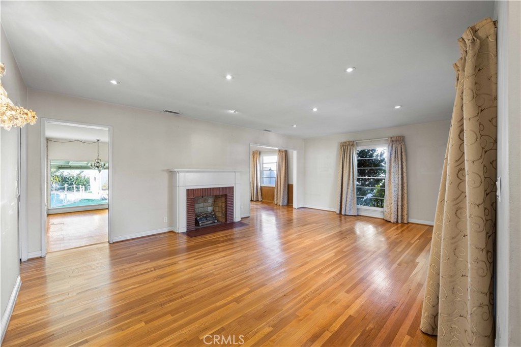 1207 Graynold