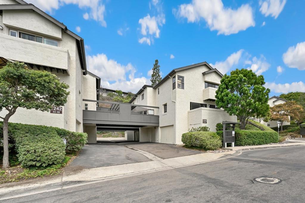 1242 River Glen Row 40