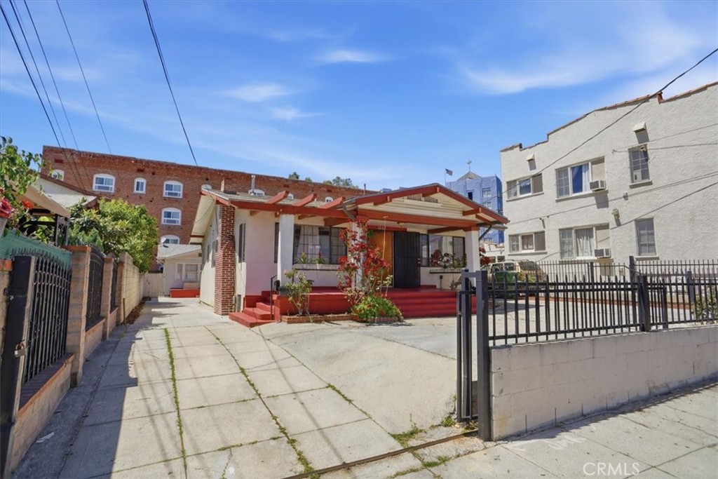1257 1/2 N New Hampshire