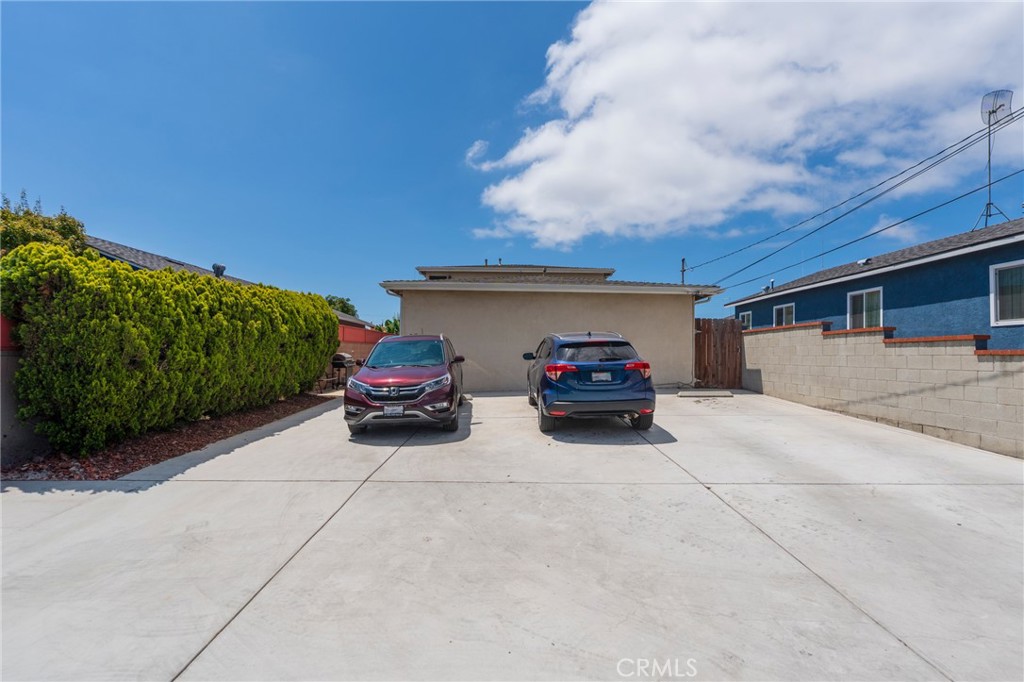 851 W Crestwood