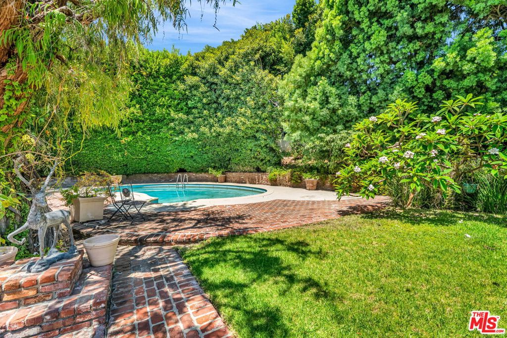 701 N Sierra Drive