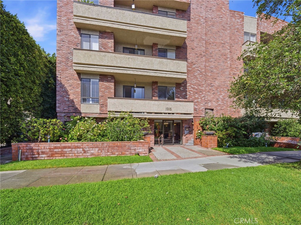 1315 roxbury dr 204