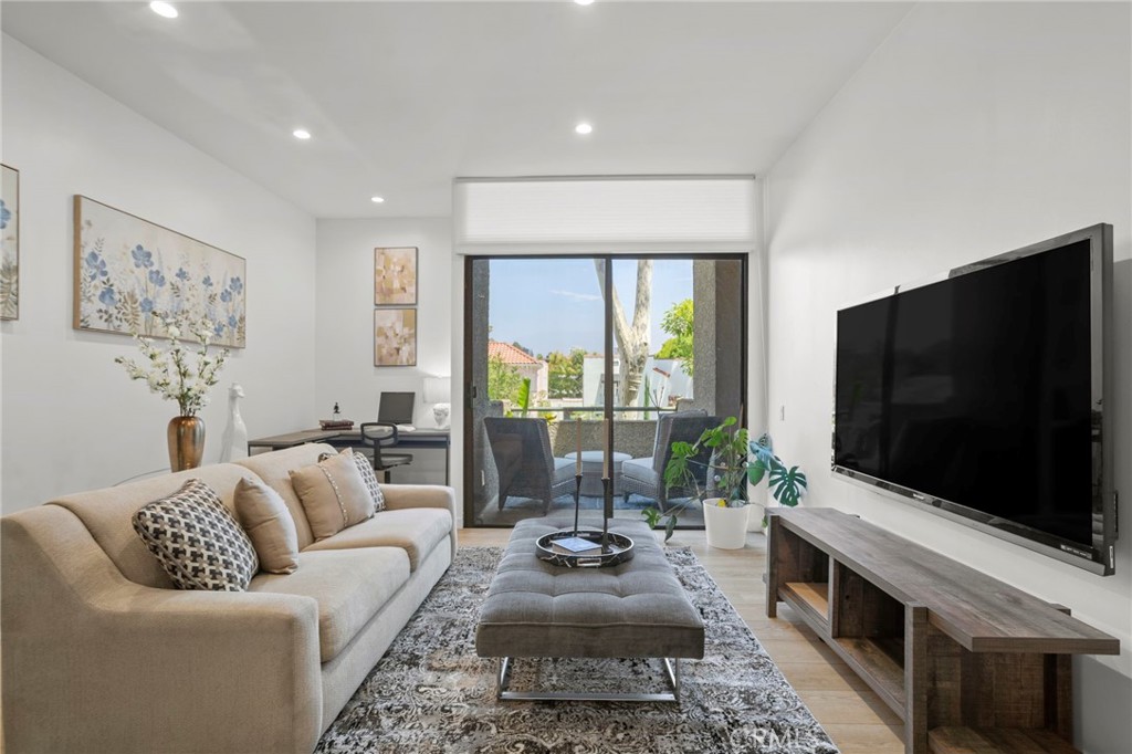 484 E California 8