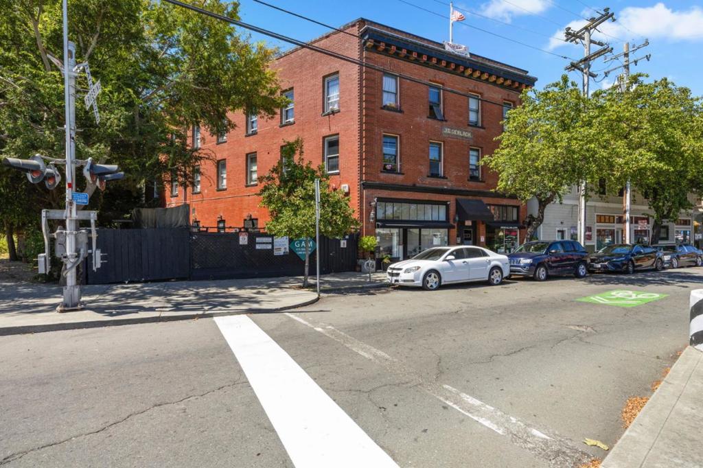 1 W Richmond Avenue