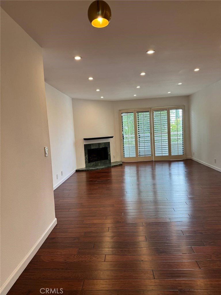 17800 Burbank 204