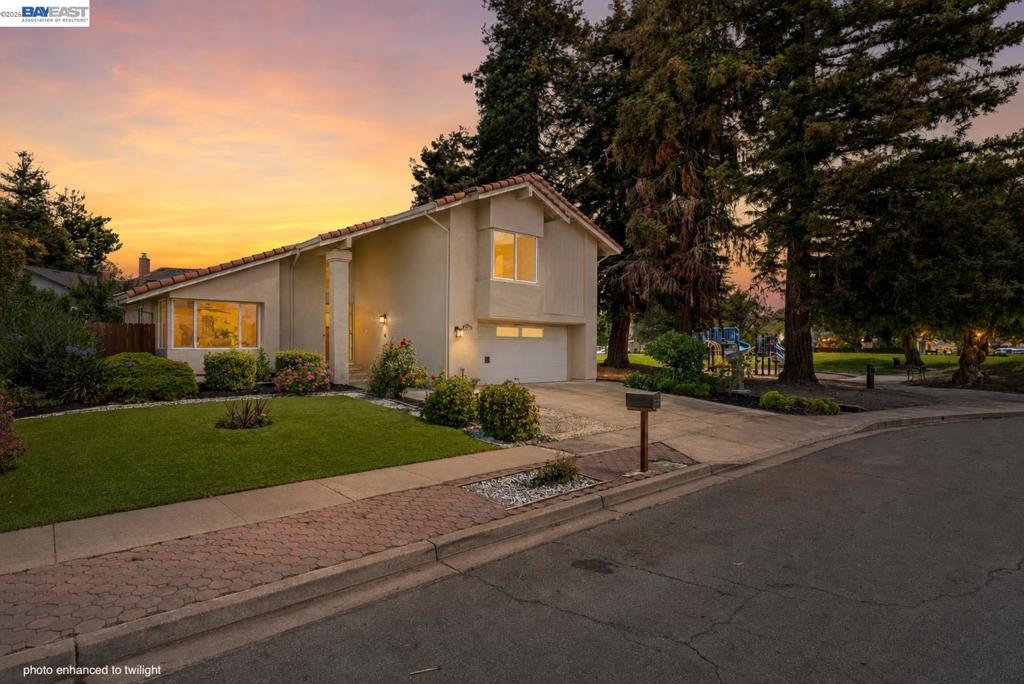 4216 Warbler Loop