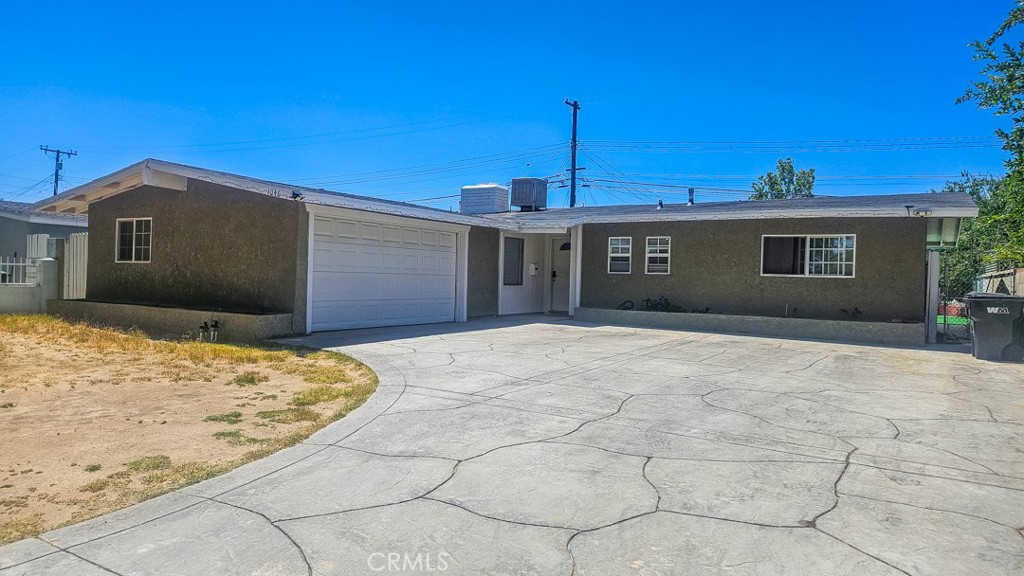 1046 W Holguin