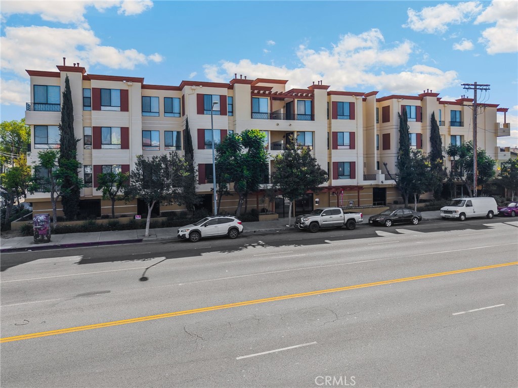 6938 Laurel Canyon 303